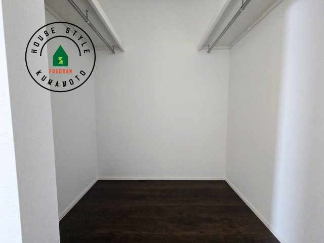 菊池郡大津町大字森第1-3棟（11号棟）　の内観：施工例|洋服や大きな荷物が多い方や人数の多いご家族などは、一般的なクローゼットよりもウォークインクローゼットのほうが使い勝手が良いです。