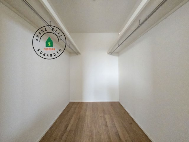 菊池郡大津町大字森第1-3棟（11号棟）　の収納|洋服や大きな荷物が多い方や人数の多いご家族などは、一般的なクローゼットよりもウォークインクローゼットのほうが使い勝手が良いです。