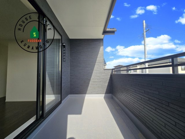 菊池郡大津町大字森第1-3棟（11号棟）　の外観：施工例|風をしっかりと感じられるバルコニーでは、毎日が洗濯日和です。広々としているので洗濯も楽しくなるでしょうし、気分転換にバルコニーからの眺めを楽しむのもいいでしょう。