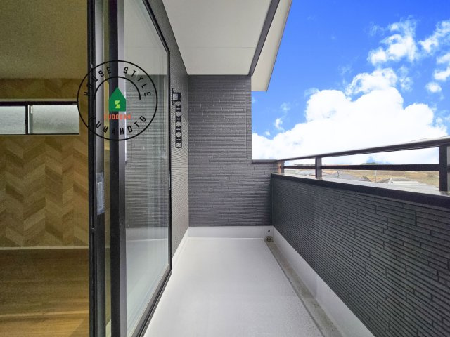 菊池郡大津町大字森第1-3棟（11号棟）　のバルコニー|風をしっかりと感じられるバルコニーでは、毎日が洗濯日和です。広々としているので洗濯も楽しくなるでしょうし、気分転換にバルコニーからの眺めを楽しむのもいいでしょう。