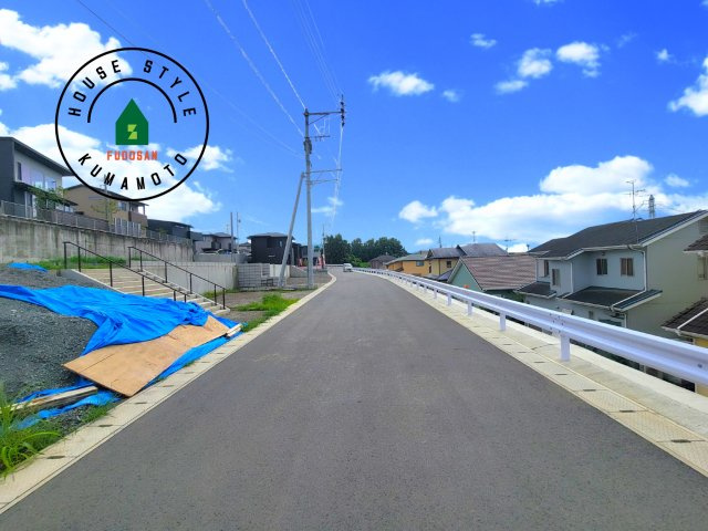 菊池郡大津町大字森第1-3棟（11号棟）　の前面道路含む現地写真|前面道路は閑静な住宅地をはしる車通りの少ない道路。お車の出し入れが苦手なママや小さなお子様にも安心ですね。しっかり舗装もされているので、ベビーカーや自転車で通っても快適に通行できます。