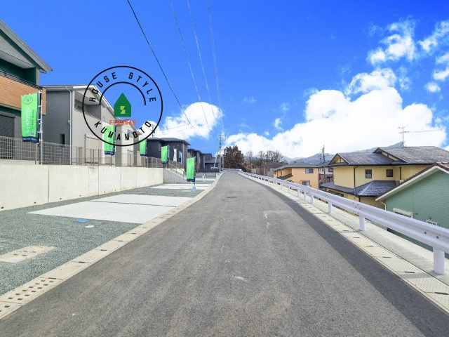 菊池郡大津町大字森第1-3棟（11号棟）　の前面道路含む現地写真|前面道路は閑静な住宅地をはしる車通りの少ない道路。お車の出し入れが苦手なママや小さなお子様にも安心ですね。しっかり舗装もされているので、ベビーカーや自転車で通っても快適に通行できます。