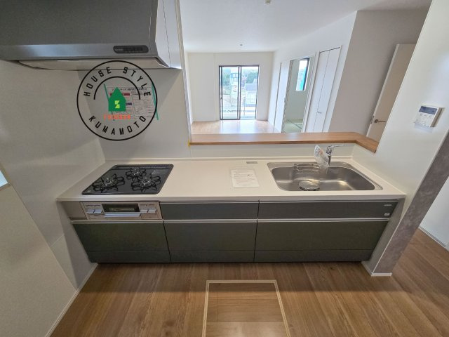 菊池郡大津町大字森第1-3棟（11号棟）　のキッチン|ダイニングテーブルへの配膳がラクラク、お料理はかどるカウンター付きシステムキッチン！