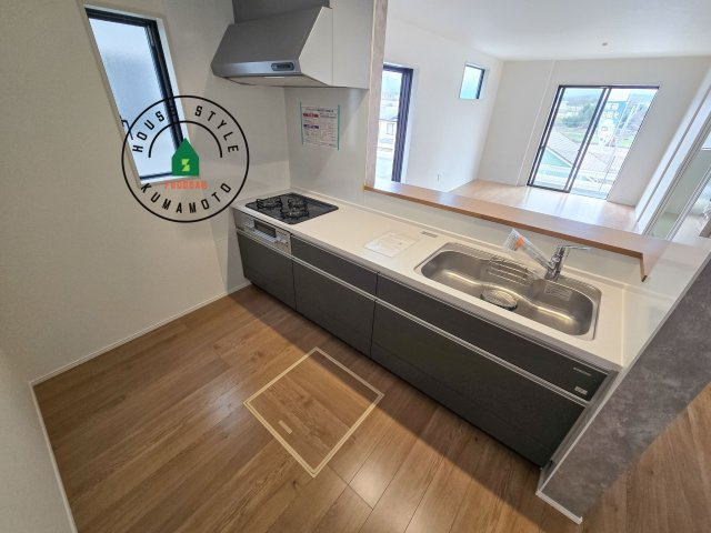 菊池郡大津町大字森第1-3棟（11号棟）　のキッチン|明るいキッチン作業スペースを多くとりました。ご夫婦でキッチンに立っても調理がしやすい広さです。食器類もすっきりと片付く収納は魅力的です。