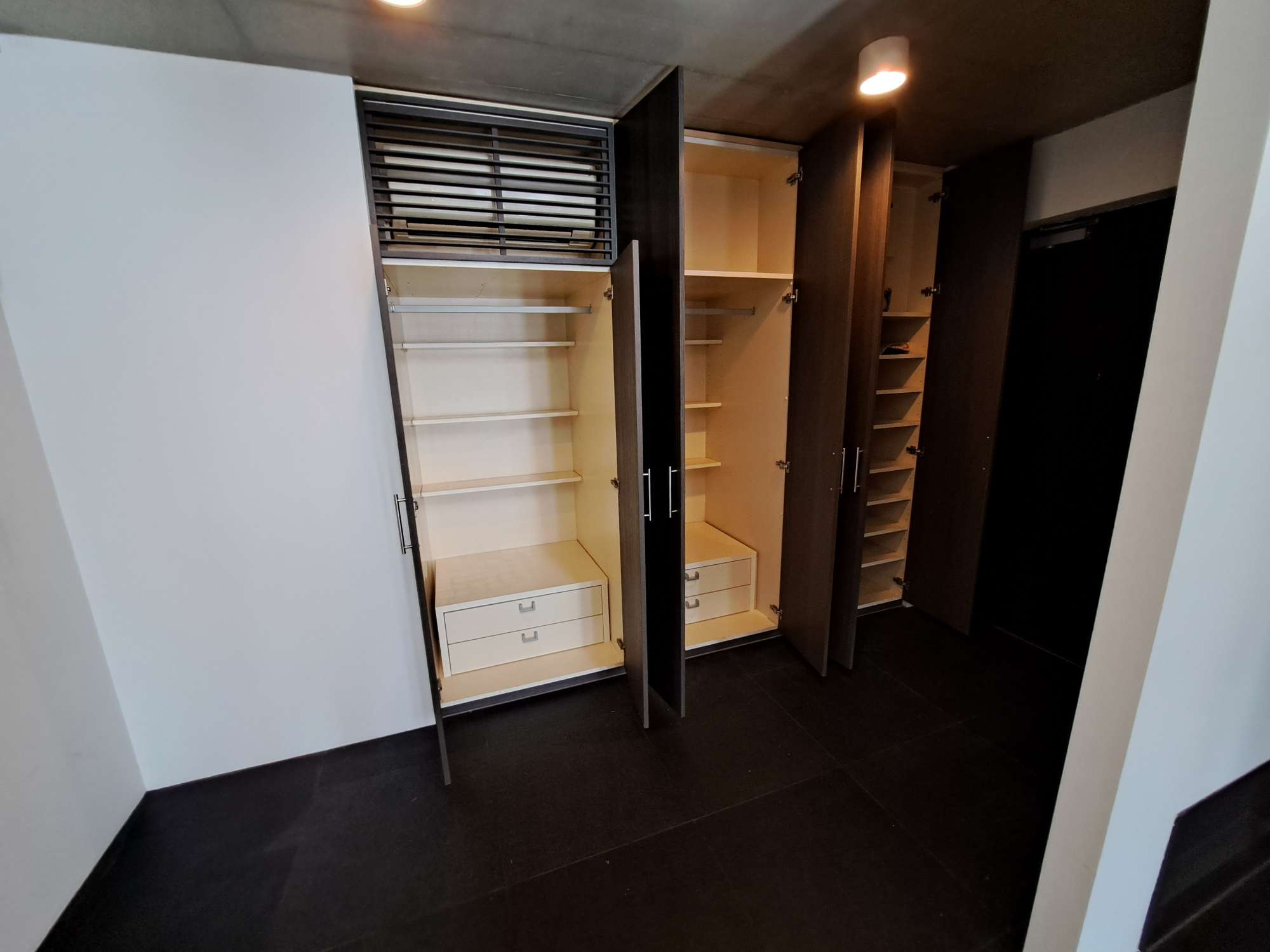 中央区日本橋小伝馬町の賃貸マンション|玄関とリビングの床はシームレスに繋がっています