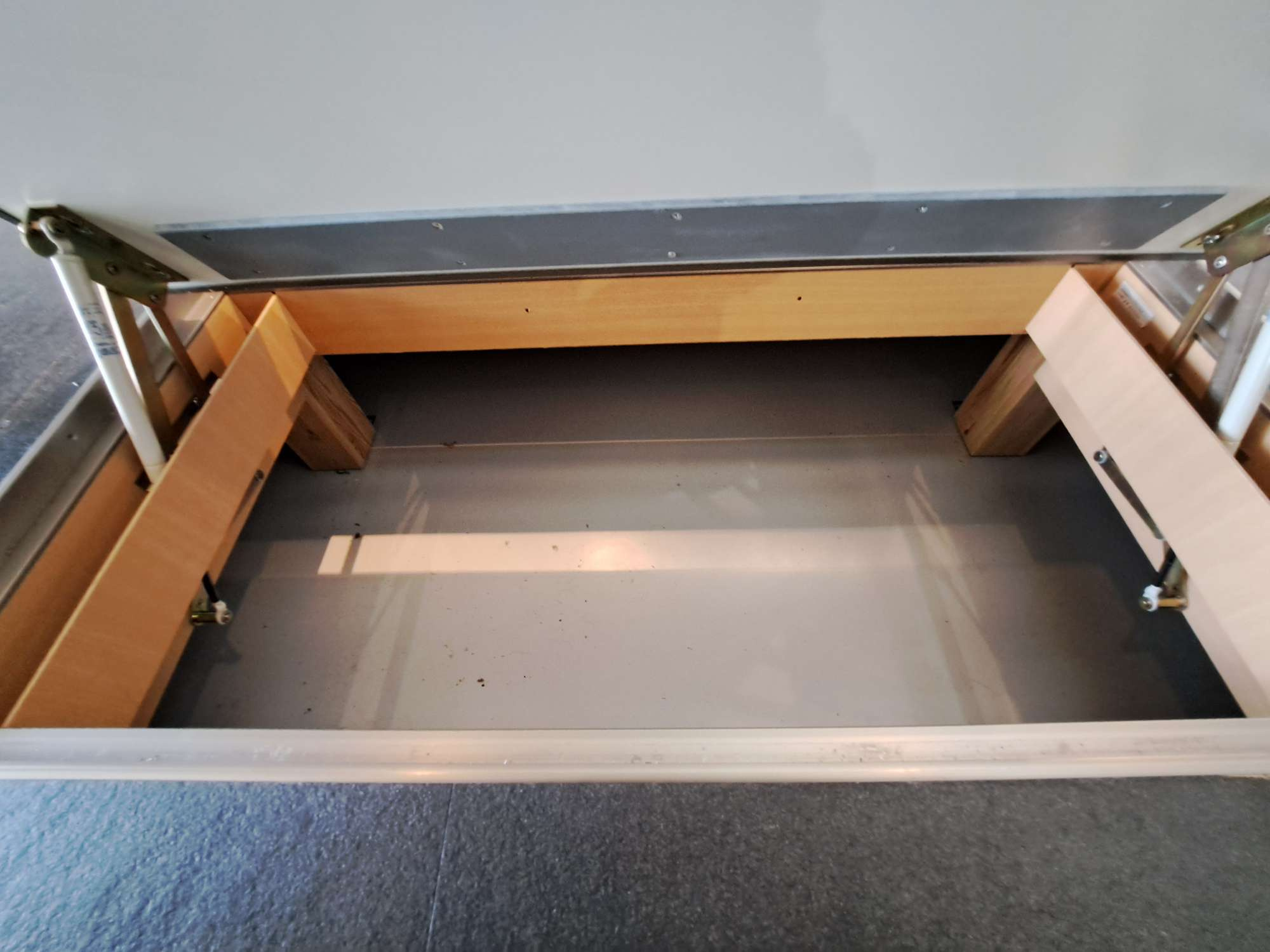 中央区日本橋小伝馬町の賃貸マンション|キッチン手前には大きな床下収納（9㎡）があります