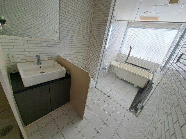 中央区日本橋小伝馬町の賃貸マンション|キッチン隣、洋室入り口横にサニタリーが並びます洋風のバスルームは夜になると窓から星が見えます