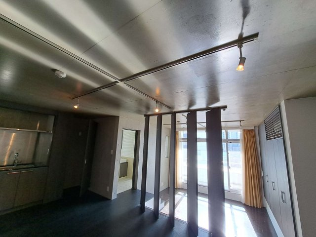 中央区日本橋小伝馬町の賃貸マンション|ルーバーが目を惹くリビングダイニング