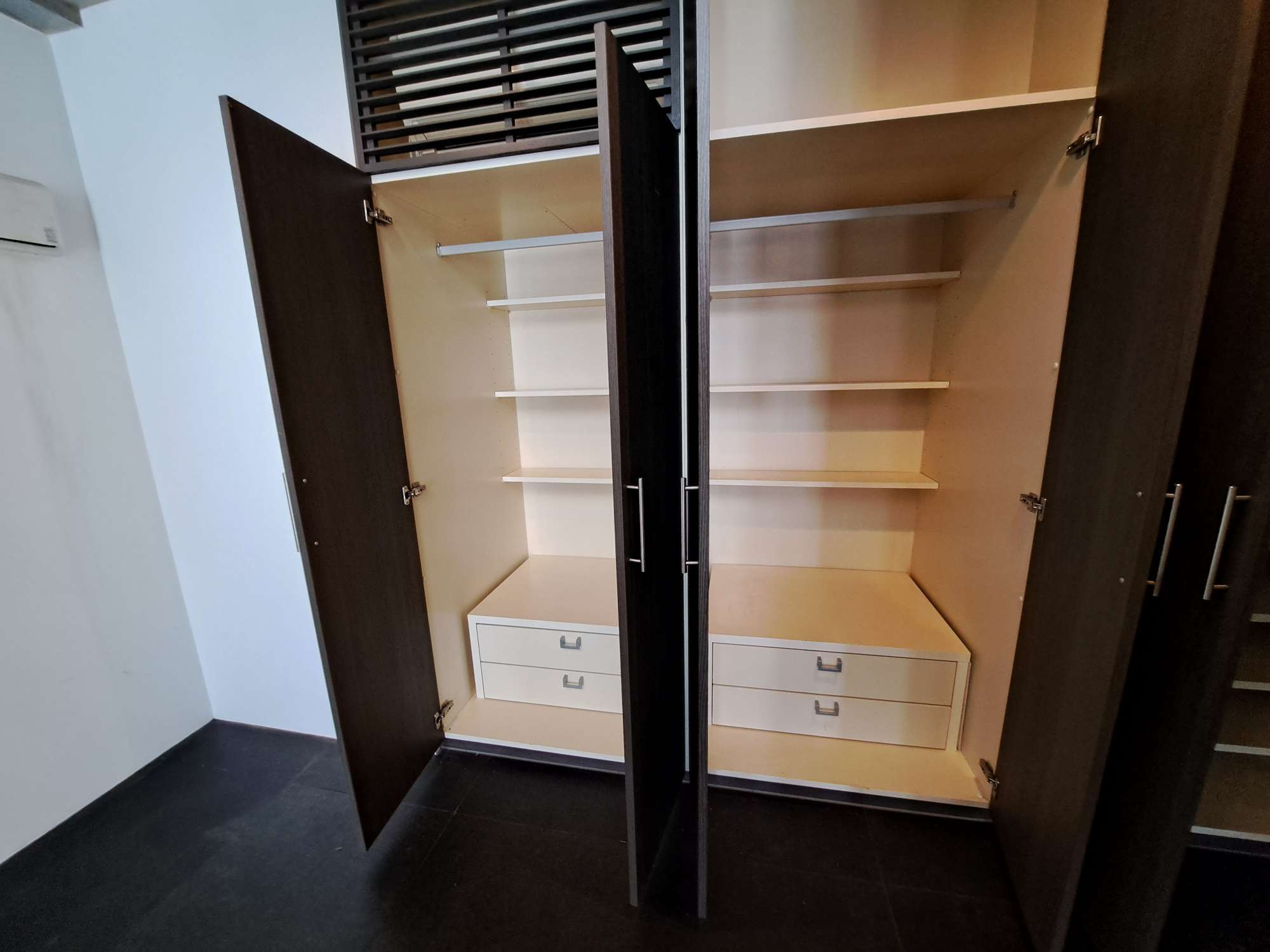 中央区日本橋小伝馬町の賃貸マンション|下足入れと大きなクローゼットが並びます