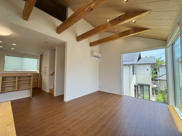 爽風そよぐ湘南邸宅｜辻堂東海岸の暮らしの居間・リビング