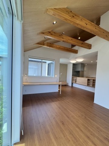 爽風そよぐ湘南邸宅｜辻堂東海岸の暮らしの居間・リビング