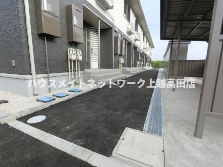 クレストのエントランス|エントランス前