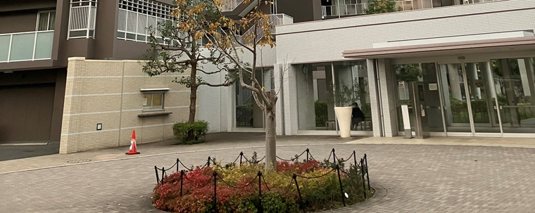 クレヴィア京王堀之内パークナードⅠ２番街のエントランス