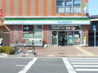 ファミリーマート東中野駅前店まで60ｍ