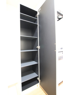 トールタイプのシューズボックスは棚の高さを調節できます