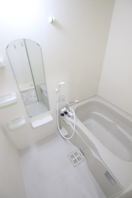 バスルームは大きな鏡がついています