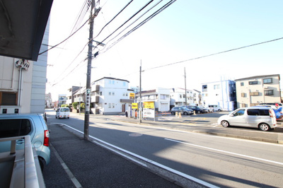 バルコニーからの景色は遮るものがなく遠くの信号まで見通せます