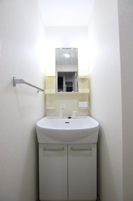 洗面所は独立で照明もついています