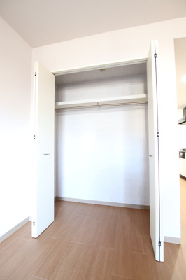 収納はハンガーラックだけでなく上部に棚もついています