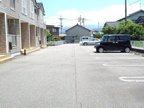 カーサドマーニの駐車場|駐車スペースもあります