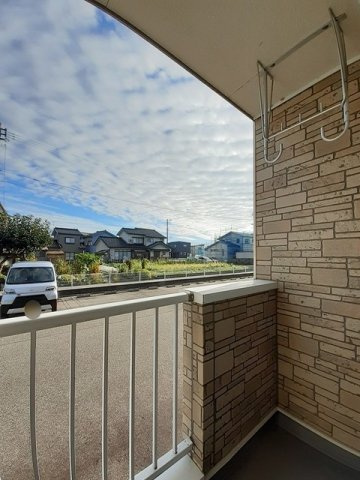 カーサドマーニのバルコニー|外からの目が気にならないバルコニーで洗濯物が干せます