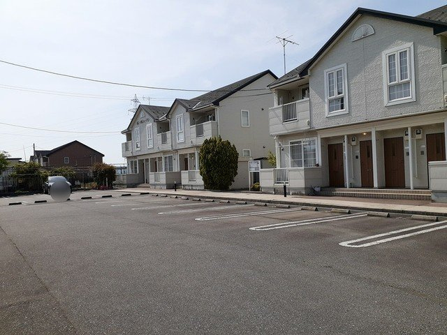 ボン　マルシェ　ドゥの駐車場|車をお持ちの方に嬉しい駐車場付きの物件です