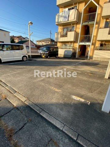 メゾンホープの駐車場