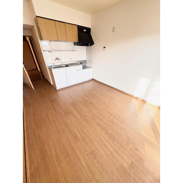 岐阜市野一色６丁目のアパートの居間・リビング