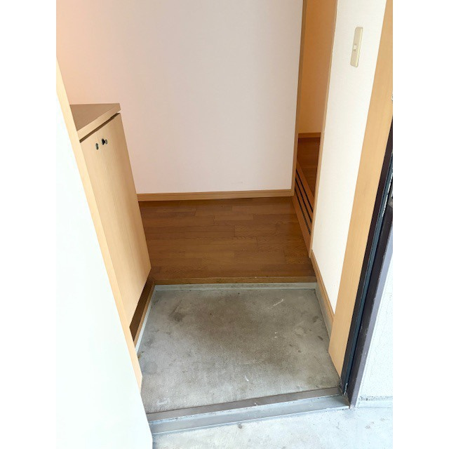 岐阜市野一色６丁目のアパートの玄関