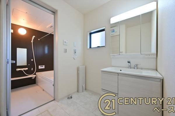 リーブルガーデン新町 ２号棟 ／新築一戸建の独立洗面台|■現地撮影写真■三面鏡タイプのミラーキャビネット！収納スペースも豊富です！