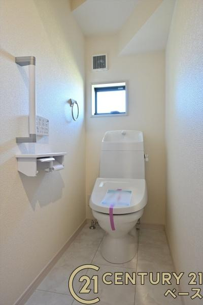 リーブルガーデン新町 ２号棟 ／新築一戸建のトイレ|■現地撮影写真■フチなし＆トルネード洗浄でお掃除も楽らく！ウォシュレット付きです！