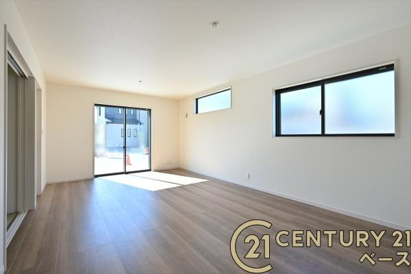 リーブルガーデン新町 ２号棟 ／新築一戸建の居間・リビング|■現地撮影写真■家計と環境に優しい！断熱性・保温性に優れたペアガラスを使用しています！