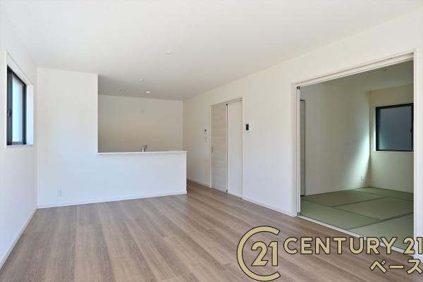 リーブルガーデン新町 ２号棟 ／新築一戸建の居間・リビング|■現地撮影写真■ご家族でくつろいでいただける広々したＬＤＫ！