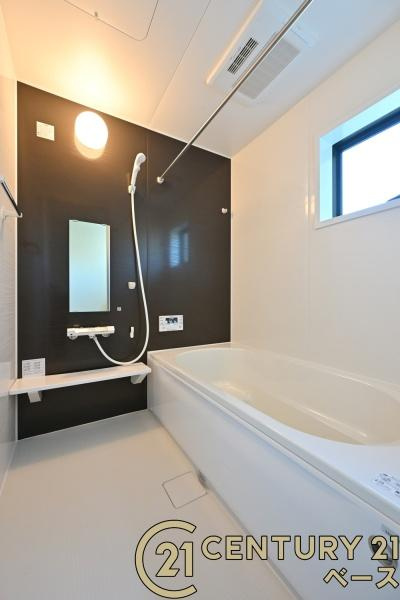 リーブルガーデン新町 ２号棟 ／新築一戸建の浴室|■現地撮影写真■床は水ハケが良く、乾きやすいのでカビの発生も軽減！