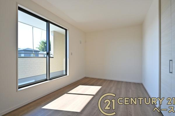 リーブルガーデン新町 ２号棟 ／新築一戸建の洋室|■現地撮影写真■バルコニーに面した開放感のあるお部屋です！