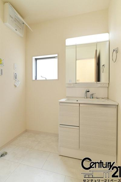 リーブルガーデン新町 ３号棟 ／新築一戸建の内観：施工例|■三面鏡タイプのミラーキャビネット！収納スペースも豊富です！■