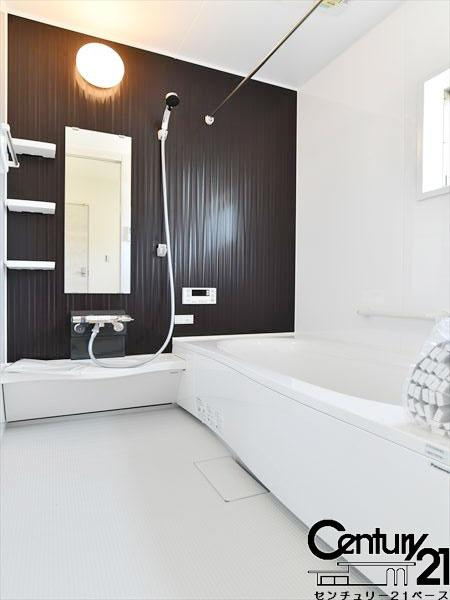 リーブルガーデン新町 ４号棟 ／新築一戸建の内観：施工例|■床は水ハケが良く、乾きやすいのでカビの発生も軽減！嬉しい浴室乾燥機付です！■