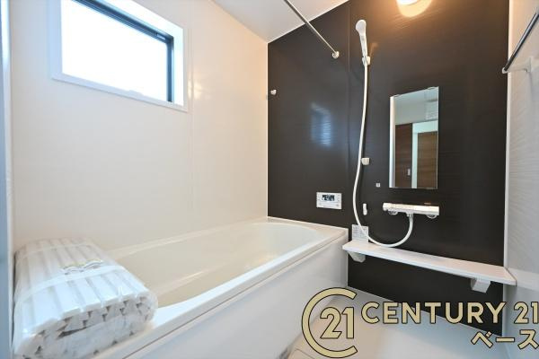 リーブルガーデン新町 ８号棟 ／新築一戸建の内観：施工例|■冬物のコートや季節のものなどたくさんしまえる広さ！■
