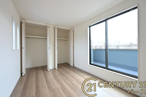 リーブルガーデン新町 ８号棟 ／新築一戸建の収納|■冬物のコートや季節のものなどたくさんしまえる広さ！■
