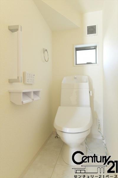 リーブルガーデン新町 ９号棟 ／新築一戸建の内観：施工例|■フチなし＆トルネード洗浄でお掃除も楽らく！ウォシュレット付きです！■