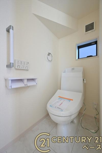 リーブルガーデン新町 ６号棟 ／新築一戸建のトイレ|■現地撮影写真■フチなし＆トルネード洗浄でお掃除も楽らく！ウォシュレット付きです！