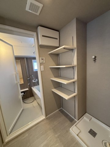 【脱衣所】 | アーサー宗像リベックス | 収納棚があるので、リネン類やご家族みんなの雑貨などスッキリとしまえます