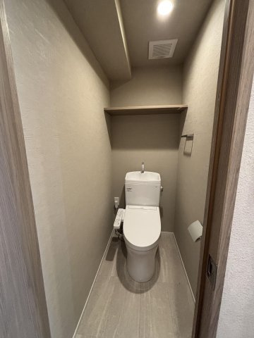 【トイレ】 | アーサー宗像リベックス | 冬は便座も温水も温かく快適なシャワー付トイレ。上部には収納を設置◎