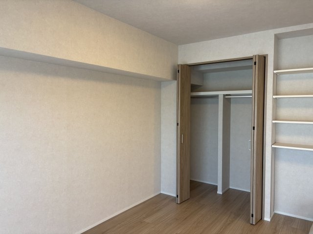 【収納】 | アーサー宗像リベックス | クローゼット+オープン棚があり収納スペースが充実しています