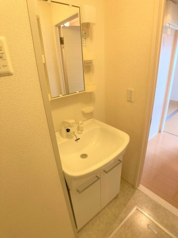 レザン長根Aの独立洗面台|別部屋同一間取りのお写真となります。