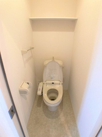 レザン長根Aのトイレ|別部屋同一間取りのお写真となります。