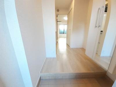 【玄関】 | メゾングレーヌ龍野町 | 明るい玄関です