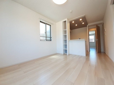 【居間・リビング】 | ベル・カノン | こちらの居間で趣味の時間をお楽しみください