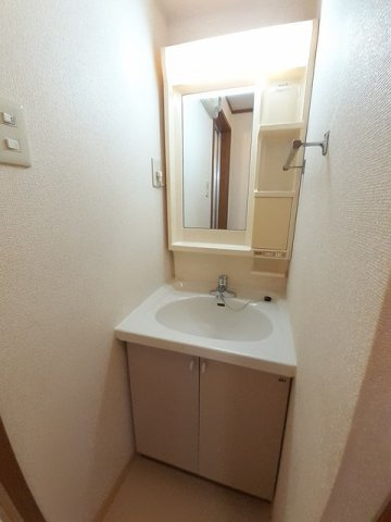 シャンゼリゼ弐番館の洗面所|コンパクトで使いやすい洗面所