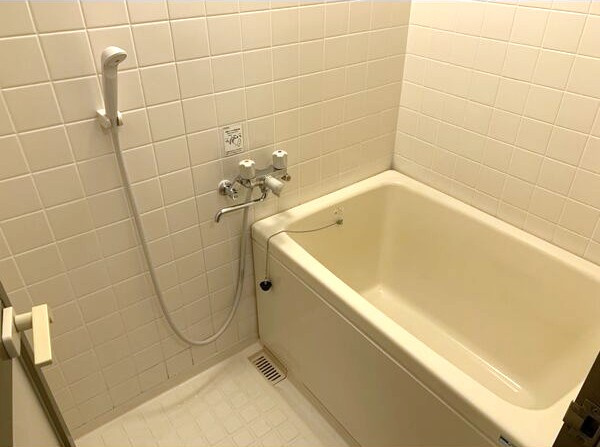 レジデンス赤池の浴室